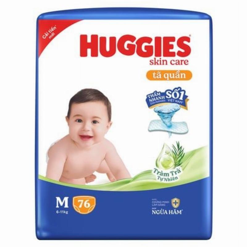 Em bé đang chơi đùa vui vẻ với bỉm Huggies tràm trà khô thoáng, không bị khó chịu